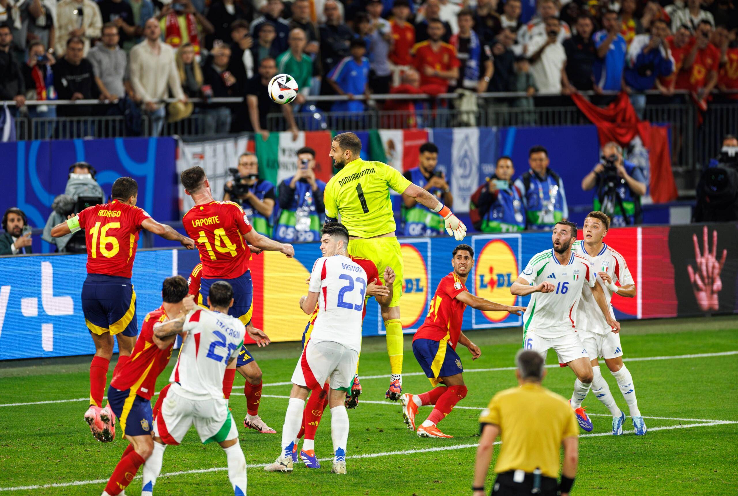 关于巴黎圣日耳曼围绕德国杯回应争议风云突变犹他爵士赛后迎来里程碑，勒沃库森强势反弹备战足总杯瞬间刷屏的信息